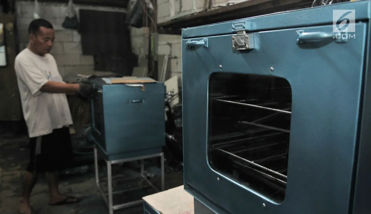 Pekerja menyelesaikan pembuatan oven di salah satu toko kawasan Cawang, Jakarta, Minggu (19/5/2019). Permintaan oven di bulan Ramadan meningkat lantaran untuk digunakan membuat kue kering menjelang Lebaran. (merdeka.com/Iqbal Nugroho)