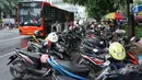 Sejumlah motor parkir di sekitar TPU Karet Bivak, Jakarta, Sabtu (4/5). Ramainya warga yang berziarah jelang Ramadan menimbulkan kemacetan di kawasan tersebut akibat banyak parkir liar serta warga yang berlalu lalang. (Liputan6.com/Immanuel Antonius)
