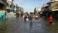 Banjir di Jalan Raya Teluk Gong, Jakarta Barat sekitar 80 centimeter dan belum bisa dilalui kendaraan, Selasa (10/2/2015). (TMC Polda Metro Jaya)