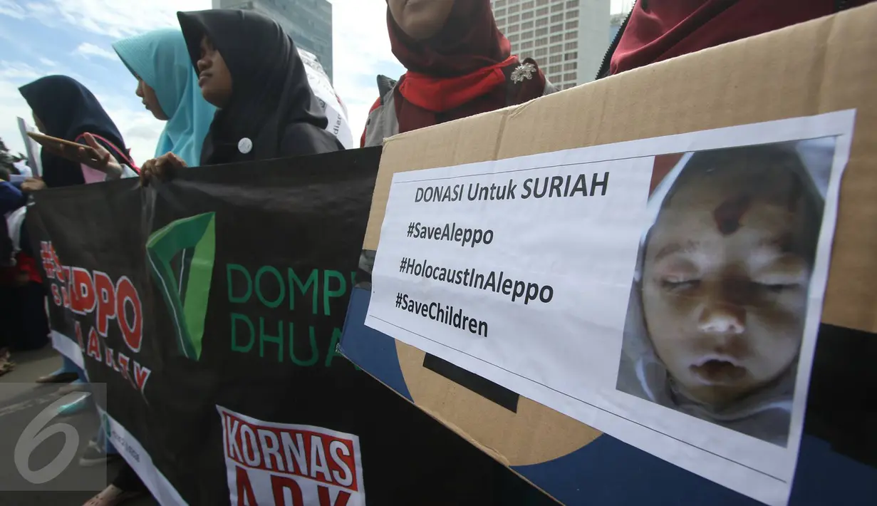 Gabungan mahasiswa muslim melakukan aksi solidaritas save Aleppo di kawasan Bundaran HI, Jakarta, Minggu (18/12). Aksi menggugah kepedulian masyarakat ini diwarnai berbagai orasi dan penggalangan dana. (Liputan6.com/Immanuel Antonius)