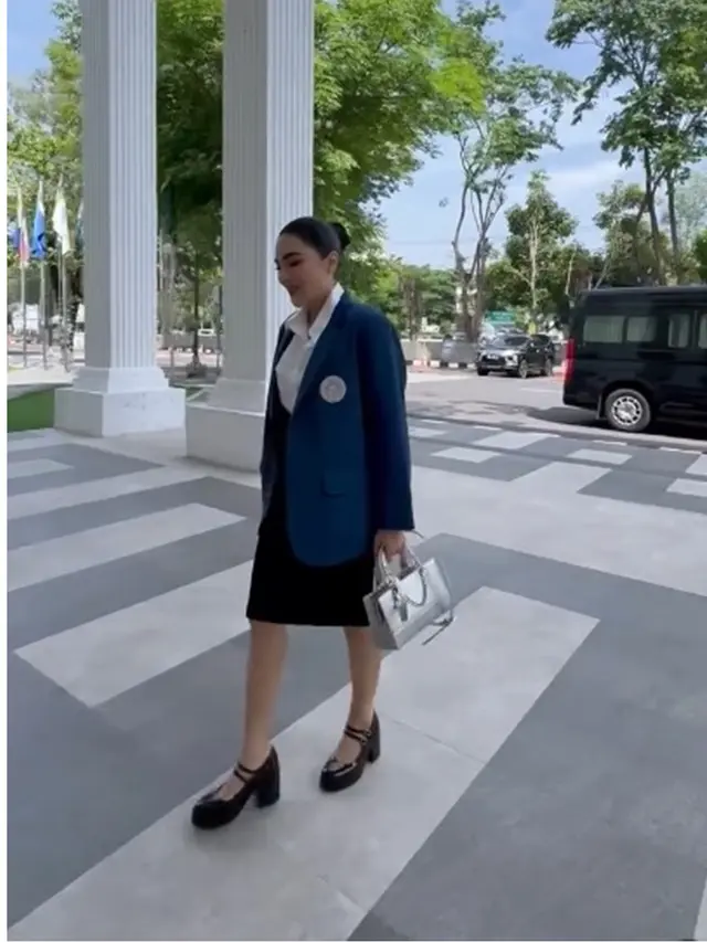 6 Gaya Outfit Ashanty saat Sidang Disertasi S3 di UNAIR, Formal nan Elegan