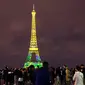 Pemandangan saat Menara Eiffel berhias instalasi cahaya warna kuning di Paris, Perancis, Kamis (13/9). Pertunjukan ini untuk merayakan 160 tahun hubungan diplomatik antara Perancis dengan Jepang. (AP Photo/Christophe Ena)
