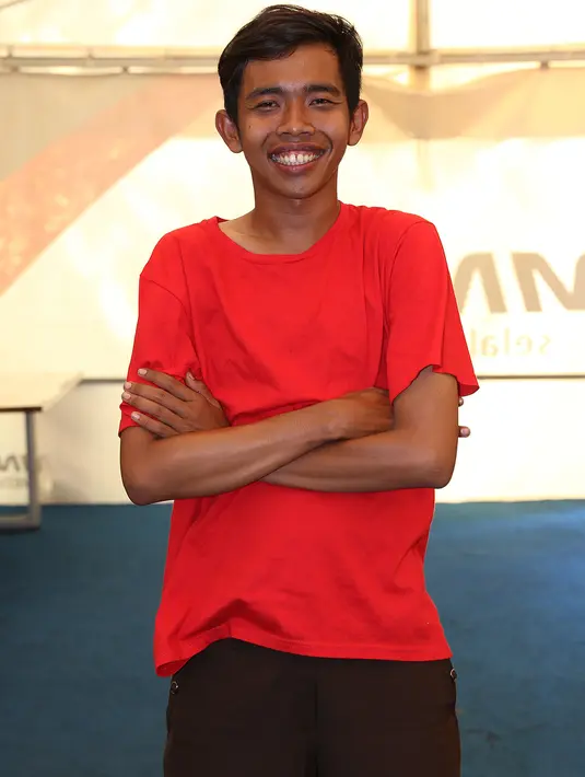 Dalam serial komedi ini diceritakan seorang pemuda biasa yang pekerjaan sehari-harinya menyapu dan mencuci. Namun suatu hari saat sedang melamun di lapangan, Dede disambar petir dan menyebabkannya memiliki kekuatan super. (Galih W. Satria/Bintang.com)