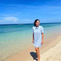 Dalam berpenampilan, dress menjadi salah satu fashion item favoritnya selama liburan di Banyuwangi. @titi_kamall.