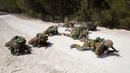 Aksi tentara wanita Israel dari Batalion Bardalas saat menjalani latihan di sebuah kamp militer di dekat Yoqne'am Illit, Israel Utara, (13/9). Batalion Bardales diperkuat oleh tentara pria dan wanita. (AFP Photo/Jack Guez)