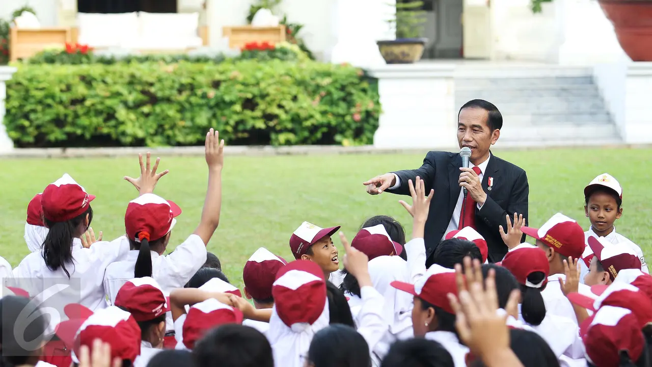 Gaya Jokowi saat Mendongeng Lutung Kasurung di Hari Buku Nasional