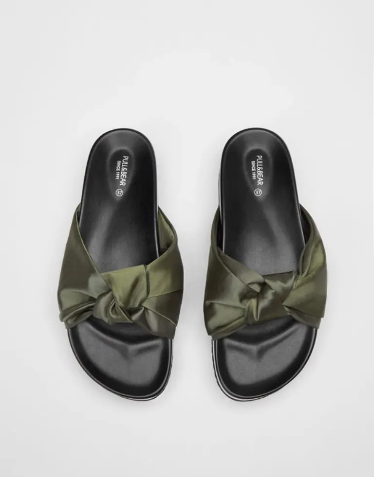 Satin wedge slides. (pullandbear.com)