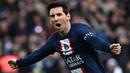 Lionel Messi tampil sebagai pahlawan Paris Saint-Germain (PSG) saat mengalahkan Lille 4-3 dalam laga pekan ke-24 Ligue-1 2022/2023, Minggu (19/2/2023) malam WIB. Di samping jadi gol penentu kemenangan, gol yang dilesakkan lewat eksekusi tendangan bebas dari luar kotak penalti tersebut juga mampu menorehkan beberapa rekor individu bagi La Pulga. (AFP/Anne-Christine Poujoulat)
