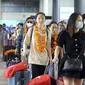 Wisatawan mancanegara (wisman) asal China tiba di bandara internasional Ngurah Rai di Bali, Minggu (22/1/2023). Penerbangan langsung turis China mendarat di pulau Bali untuk pertama kalinya pada hari Minggu dalam hampir tiga tahun setelah ditutupnya rute penerbangan lantaran kebijakan nol Covid-19. (AP Photo/Firdia Lisnawati)