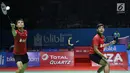 Ganda putra Indonesia, Ricky Karandasuwardi/Angga Pratama mengembalikan kok ke arah He Jiting/Tan Qiang (China) pada 32 besar Indonesia Open 2018 di Istora GBK, Jakarta, Rabu (4/7). Ricky/Angga unggul 16-21, 21-17, 26-24. (Liputan6.com/Helmi Fithriansyah)