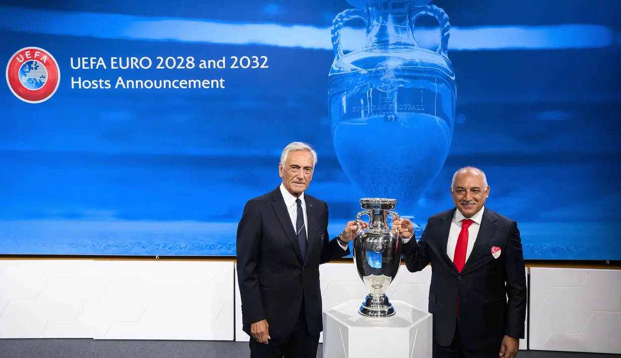 Presiden Federasi Sepak Bola Italia (FIGC), Gabriele Gravina (kiri) berpose bersama dan Presiden Federasi Sepak Bola Turki (TFF), Mehmet Buyukeksi usai terpilih sebagai tuan rumah turnamen sepak bola Euro 2032 di Markas Besar UEFA di Nyon, Swiss, Selasa, 10 Oktober 2023. (Jean-Christophe Bott/Keystone via AP)
