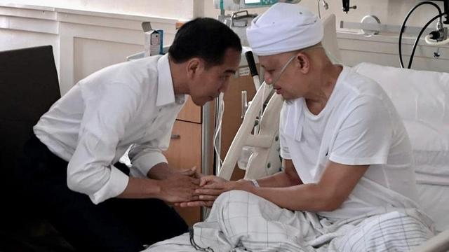 Jokowi Jenguk Ustaz Arifin Ilham