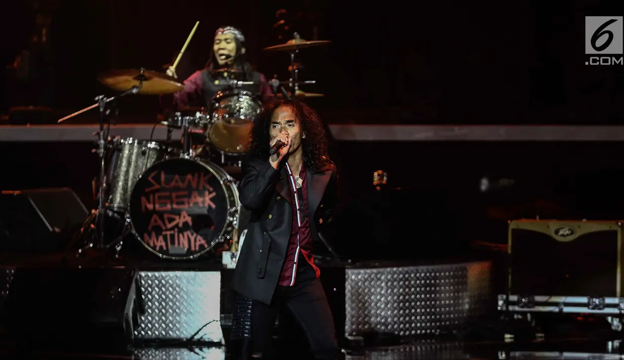 Vokalis grup band Slank Kaka beraksi pada konser bertajuk ‘Slank in Love’ di Balai Sarbini, Jakarta, Selasa (27/2). Di konsernya ini, Slank menyajikan suguhan tak biasa dengan berkolaborasi bersama beberapa musisi lain. (Liputan6.com/Faizal Fanani)
