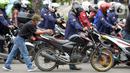 Buruh mendorong sepeda motor mereka saat melakukan aksi unjuk rasa di kawasan Patung Kuda, Jakarta, Rabu (10/11/2021). Buruh menuntut pemerintah untuk mencabut UU Cipta Kerja dan meminta Presiden Joko Widodo atau Jokowi untuk mundur. (merdeka.com/Imam Buhori)
