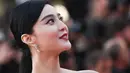 Fan Bingbing fasih berbahasa Inggris dan memiliki kemampuan dalam berakting, bernyanyi serta modeling. Bingbing mulai dikenal di China pada tahun 1999 lewat serial TV "My Fair Princess". (AFP PHOTO / Anne-Christine POUJOULAT)