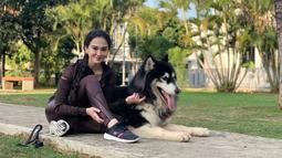 Melalui akun Instagramnya, wanita alumni Universitas Trisakti ini sering membagikan aktivitas saat berlari. Natasha kerap mengajak anjing kesayangannya untuk menemaninya berlari.(Liputan6.com/IG/@natasharatulangi)
