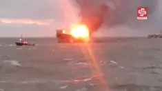 Sebuah gambar menampilkan suatu kilang minyak diatas laut yang terbakar di Laut Kaspia, Azerbaijan, (5/12) . Kilang minyak tersebut adalah milik Perusahaan negara SOCAR. (Reuters)