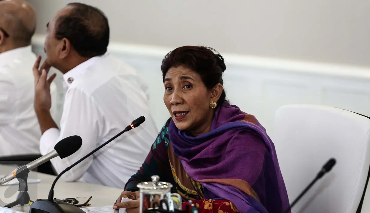 Menteri KKP, Susi Pudjiastuti memberikan paparan saat konferensi pers di Kementerian Kelautan dan Perikanan, Jakarta, Selasa (17/1). Susi memaparkan tentang Pengelolan Pulau Pulau Kecil dan Pulau Pulau Terluar di Indonesia. (Liputan6.com/Faizal Fanani)