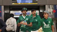 Suporter Arab Saudi di Metro Doha. Penonton dari benua Asia sangat dominan di Piala Dunia 2022 Qatar. (Hendry Wibowo/Bola.com)