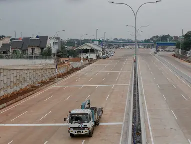 Truk melintas di dekat proyek Tol Depok-Antasari (Desari) seksi 1 di Jakarta Selatan, Selasa (17/7). BPJT Kementerian PUPR menyatakan tol seksi 1 yang menghubungkan Antasari-Brigif sepanjang 5,80 km bakal segera selesai. (Liputan6.com/Immanuel Antonius)