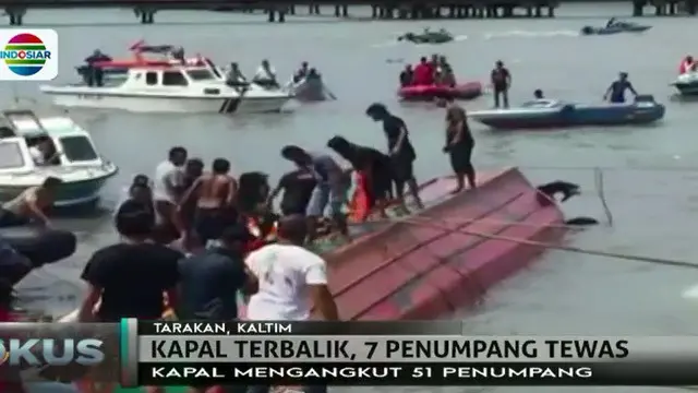 Petugas bersama sejumlah warga berusaha menyelamatkan penumpang kapal cepat SB Sumber Rejeki Baru Kharisma yang terjebak di dalam kapal.