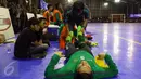 Pemain Timnas Futsal Indonesia mendapat perawatan usai laga uji coba melawan IPC Pelindo II di Jakarta, Minggu (15/1). Timnas Futsal Indonesia akan melakoni laga piala AFF 2017, akhir Januari. (Liputan6.com/Helmi Fithriansyah)
