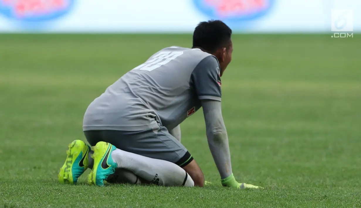 Kiper PSMS Medan duduk di lapangan usai pertandingan perebutan juara ketiga Piala Presiden di Stadion Gelora Bung Karno, Jakarta, Sabtu (17/2). Sriwijaya FC unggul 4-0. (Liputan6.com/Arya Manggala)