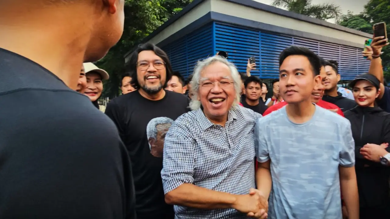 Wali Kota Solo Gibran Rakabuming Raka saling bersamaan dengan Politikus PDIP Putra Nababan di Bogor, Jawa Barat.