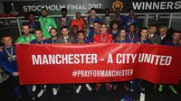 Manchester United (MU) mendedikasikan gelar Liga Europa 2016/2017 untuk korban ledakan bom di Manchester. (Twitter MU)