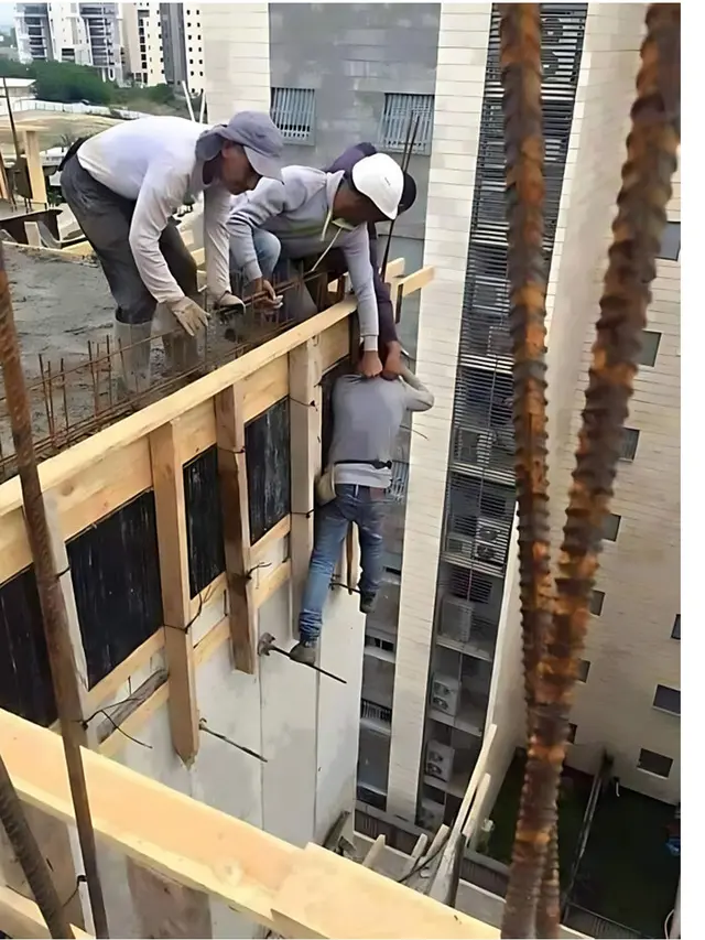 6 Potret Kuli Proyek Saling Bekerja Sama di Ketinggian, Enggak Takut Jatuh