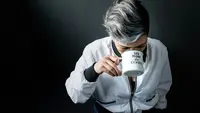 Uban Muncul di Usia 20-an, Normalkah atau Ada Penyebabnya?