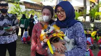 Bupati Banyuwangi Ipuk Fiestiandani mengendong kucing peliharaan yang ikut  Fashion Show (Hermawan Arifianto/Liputan6.com)