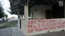 Coretan protes menghiasi salah satu tembok rumah di Pulau Pari, Kepulauan Seribu, Jakarta, Minggu (29/4). Coretan tersebut dibuat oleh para warga yang menolak klaim PT Bumi Pari Asri atas kepemilikan lahan Pulau Pari. (Merdeka.com/Iqbal S. Nugroho)