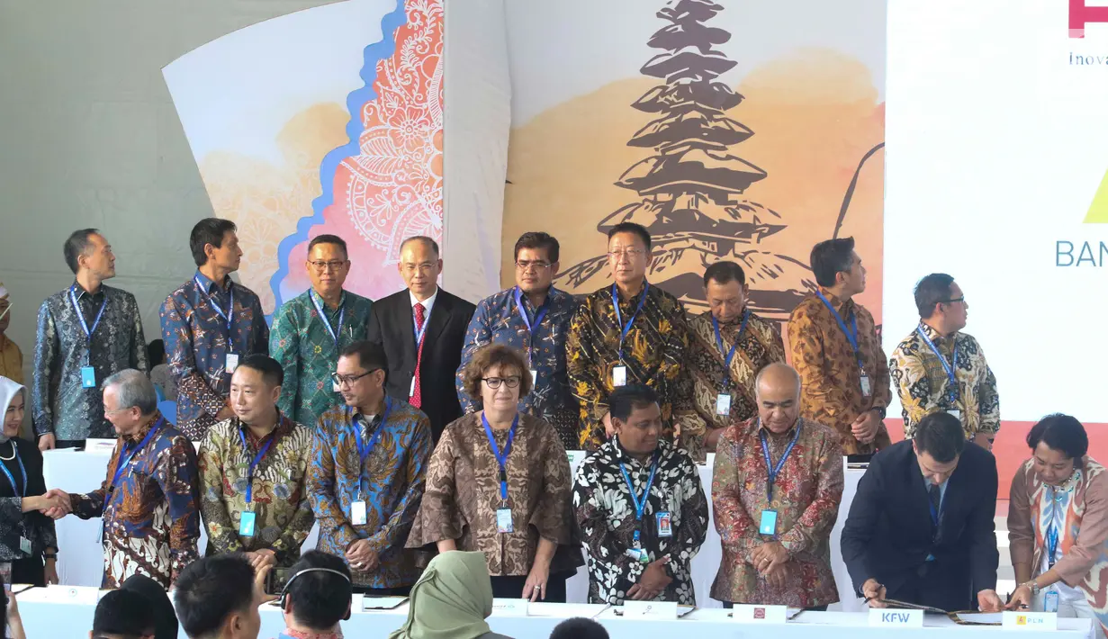Sejumlah investror menandatangani kerja sama dengan 14 BUMN saat Indonesia Investment Forum 2018 di Nusa Dua, Bali, Kamis (11/10). Kerja sama juga mengumumkan terobosan dan inovasi untuk pembiayaan infrastruktur. (Liputan6.com/Angga Yuniar)