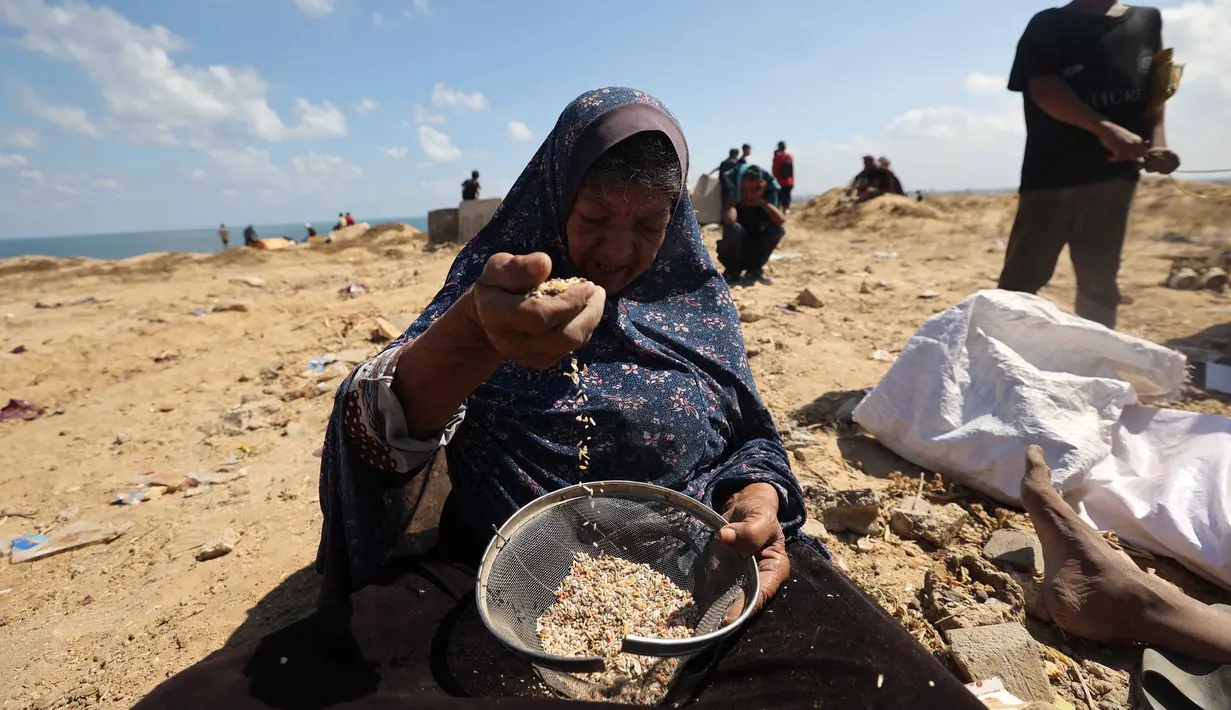 Meski demikian pengiriman bantuan lewat jalur udara menuai sorotan tajam dan kritik terkait efektivitas dalam menjangkau warga Gaza yang membutuhkan. (Eyad BABA/AFP)