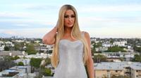 Sosialita AS Paris Hilton tiba untuk peragaan busana Versace Fall/Winter 2023 di West Hollywood, California, Amerika Serikat, 9 Maret 2023. Paris Hilton benar-benar memesona dalam balutan gaun mini perak berkilau saat menghadiri Versace Fall/Winter 2023. (ANGELA WEISS/AFP)