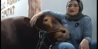 Nathalie Holscher kurban untuk kedua kalinya setelah mualaf. Mantan istri Sule itu kurban sapi di kawasan Ciputat, Tangerang Selatan. Ia juga terjun langsung membantu membagikan daging kurban. [Instagram/nathalieholscher]