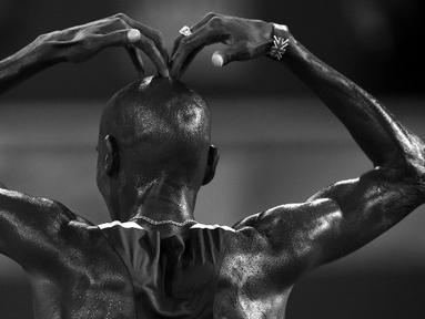 Pelari Inggris, Mo Farah, merayakan kemenangan dengan gaya khasnya 'Mobot' di final lari 10.000m Kejuaraan Dunia Atletik 2015 di Stadion Nasional, Beijing, Tiongkok. (22/8/2015). (AFP Photo/Franck Fife)