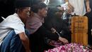 Beberapa diantaranya bahkan ikut mengantarkan almarhumah sampai ke tempat peristirahat terakhirnya. (KapanLagi.com/Budy Santoso)