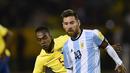 Pemain timnas Argentina, Lionel Messi mendapat kawalan pemain Ekuador, Renato Ibarra pada Kualifikasi Piala Dunia 2018, di Stadion Atahualpa, Rabu (11/10). Hat-trick Messi membawa Argentina lolos ke Piala Dunia dengan skor 3-1. (Rodrigo BUENDIA / AFP)