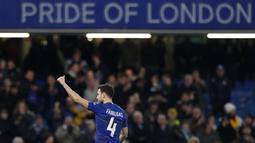 Gelandang Chelsea, Cesc Fabregas, menyapa suporter usai melawan Nottingham Forest pada laga Piala FA di Stadion Stamford Bridge, Sabtu (5/1/). Laga yang dimenangi The Blues dengan skor 2-0 merupakan yang terakhir bagi Fabregas. (AP/Alastair Grant)