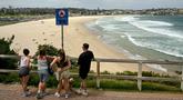 Orang-orang terlihat di Pantai Bondi, Sydney, Australia pada Senin 15 Desember 2025, sehari setelah penembakan. Suasana sekitar Pantai Bondi, Sydney, Australia mulai kembali kondusif. (Saeed KHAN/AFP)
