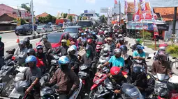 Antrean panjang kendaraan di jalur alteri Brebes Timur, Jawa Tengah, Senin (4/7). Petugas menambah jangkauan contra flow yang sebelumnya 10 km menjadi 12 km untuk mengurai kemacetan panjang di kawasan tersebut. (Liputan6.com/Angga Yuniar)