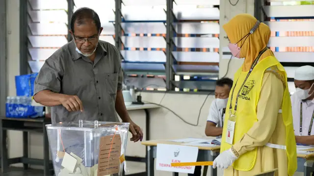 Rakyat Malaysia menyalurkan suara dalam pemilihan umum yang dipercepat