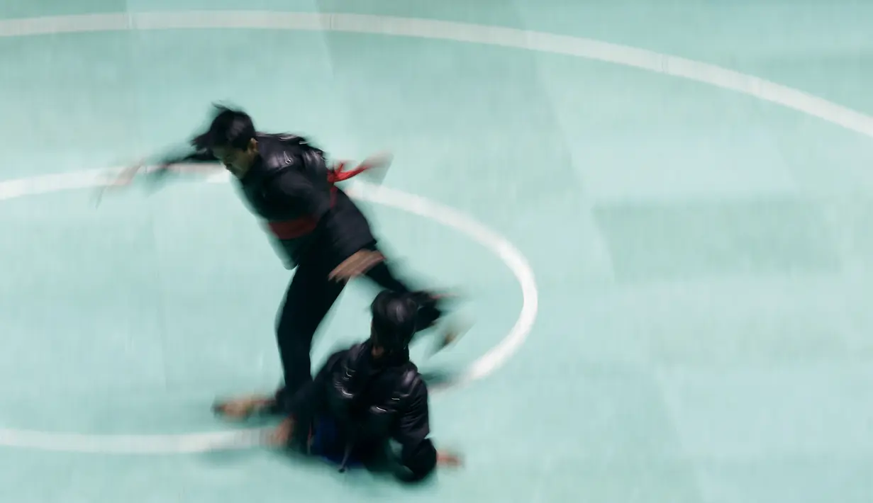 Pesilat saat beraksi pada ajang Kejurnas Pagar Nusa di Padepokan Pencak Silat TMII, Jakarta, Minggu (6/1/2020). Sebanyak 487 pesilat dari seluruh Indonesia berpartisipasi dalam Kejurnas sekaligus Harlah ke-34 Pagar Nusa. (Bola.com/M Iqbal Ichsan)