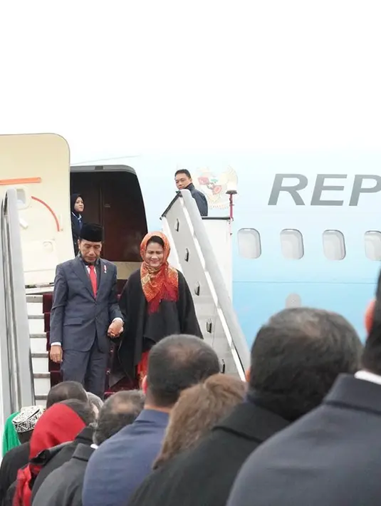 Presiden Joko Widodo didampingi ibu negara, Iriana saat tiba di Kabul, Afghanistan (29/1). Presiden Jokowi tetap melanjutkan agenda kunjungan kenegaraannya, meski telah terjadi serangan bom di negara tersebut. (Liputan6.com/Pool/Rusman Biro Pers Setpres)