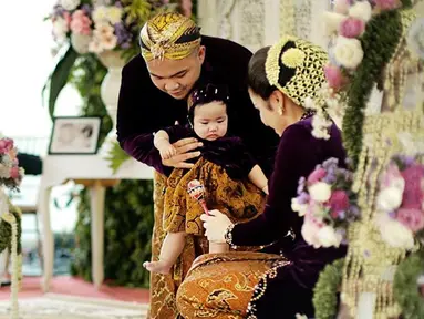 Selepas menikah, Momo tak lagi tinggal di Jakarta. Ia mengikuti sang suami tinggal di Malang Jawa Timur. Momo dan suami sepertinya ingin terus mempertahankan tradisi adat Jawa di keluarganya lewat acara tedak siten ini. (Liputan6.com/IG/@lies1801)