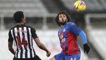 Gelandang Newcastle United,  Isaac Hayden dan gelandang Crystal Palace, Jairo Riedewald bersaing memperebutkan bola dalam pekan ke-22 Liga Inggris di St. James Park, Rabu (3/2/2021) dini hari WIB. Newcastle dikalahkan oleh Crystal Palace dengan skor 1-2. (AP Photo/Scott Heppell/Pool)