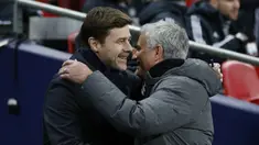 Pelatih Manchester United, Jose Mourinho bersalaman dengan Pelatih Tottenham Hotspur, Mauricio Pochettino sebelum pertandingan Liga Inggris di Stadion Wembley di London, pada 31 Januari 2018.  Tottenham Hotspur mengumumkan Jose Mourinho sebagai manajer baru. (AFP/Ian Kington)