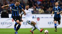 Pemain Empoli, Francesco Caputo berebut bola dengan bek Inter Milan, Skriniar pada pertandingan pekan ke-38 Serie A di Giuseppe Meazza, Minggu (26/5/2019). Inter Milan akhirnya lolos ke Liga Champions musim depan setelah bersusah payah menyegel kemenangan 2-1 atas Empoli. (Miguel MEDINA/AFP)